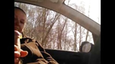 Seorang si rambut coklat berbadan kurus sedang membuat farajnya dirempuh sedalam-dalamnya