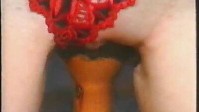 Seorang bimbo dengan buah dada asli semakin menjilat pukinya oleh lelakinya