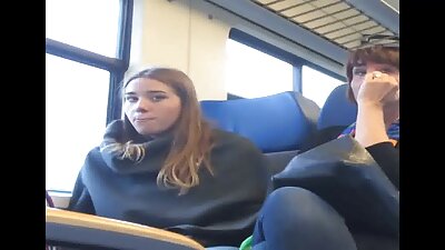 Dua wanita panas berada di dalam kereta pada zakar, melakukan bertiga keriting