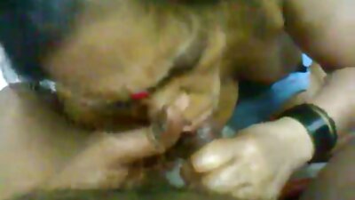 Si rambut coklat dengan kaki seksi mendapat pussynya kacau semasa di kelab