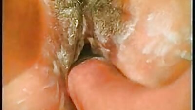 Anak ayam yang berkaca mata cantik sedang menanggalkan bajunya untuk melakukan hubungan seks
