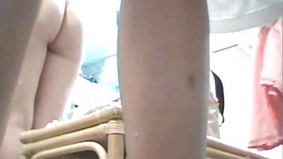 Si rambut coklat sayang dengan titties besar mempermainkan lubang pukinya yang mulia