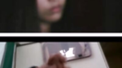 Seorang si rambut coklat panas sedang melakukan kerja pukulan di atas bot seperti seorang profesional panas