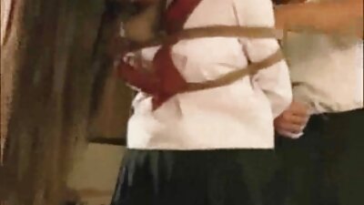 Gadis langsing dengan titties kecil dan berstokin putih tunggangan rod