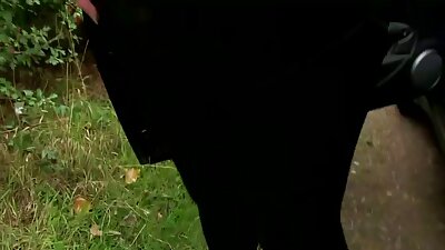 Si rambut coklat dengan puting bertindik sedang menikmati zakar keras yang besar di atas katil