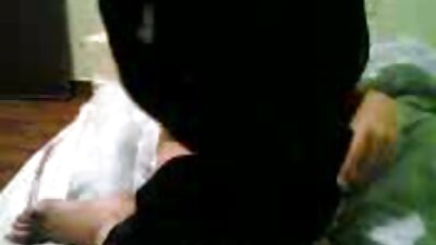 Seorang si rambut coklat panas dan berpayudara sedang disentuh kuat di atas katil